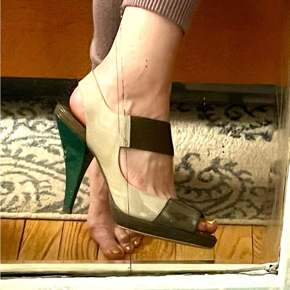 BCBG MaxAzria color block heels - Picture 11 of 11